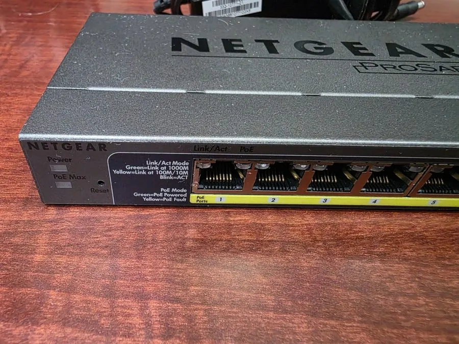 Коммутатор NETGEAR GS110TPv3 8 Port Gigabit PoE+ Ethernet Smart Switch 2 SFP GS1 — фото лота 1