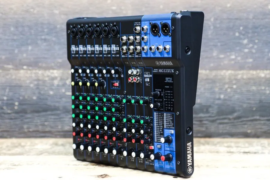 Микшерный пульт Yamaha MG12XUK 12-Channel Analog Mixer Mixing Console — фото лота 1