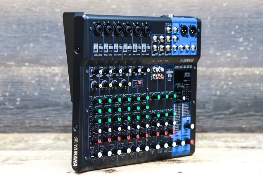Микшерный пульт Yamaha MG12XUK 12-Channel Analog Mixer Mixing Console — фото лота 2