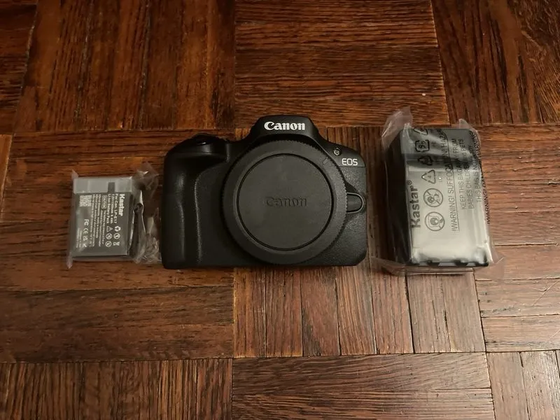 Фотокамера Canon EOS R100 EOS R Mirrorless 24.1MP Black w/ RF-S 18-45mm Lens — фото лота 1