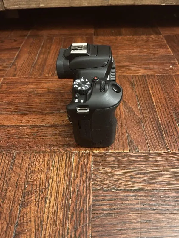 Фотокамера Canon EOS R100 EOS R Mirrorless 24.1MP Black w/ RF-S 18-45mm Lens — фото лота 2