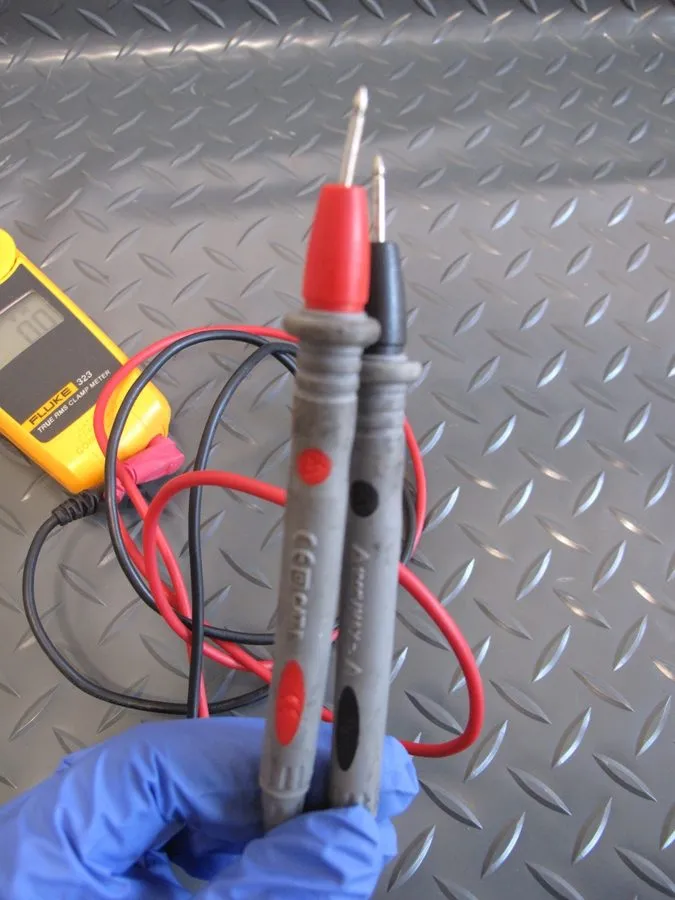 Тестер Fluke 323 True-RMS Digital Clamp Meter, 600V AC & DC Voltage No Leads
