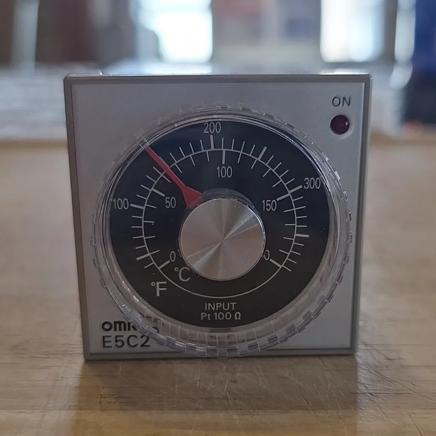 Датчик температуры Omron E5C2-R20P-D-W 100-120VAC Temperature Controller, Japan — фото лота 1