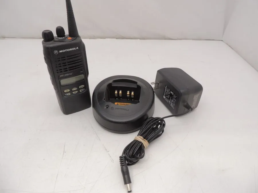 Зарядное устройство Motorola HT1250 LS+ UHF 403-470 MHz 16CH HandHeld Radio w/ C