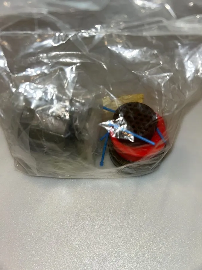 Разъём Amphenol Aerospace MS3106E28-21P Circular Connector Plug 37 Pin Solder — фото лота 1