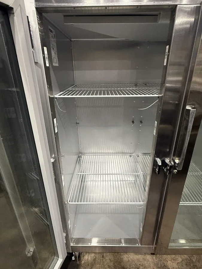 Холодильный шкаф 2020 TRAULSEN G21010 2 GLASS DOOR REACH IN REFRIGERTAOR COOLER — фото лота 1