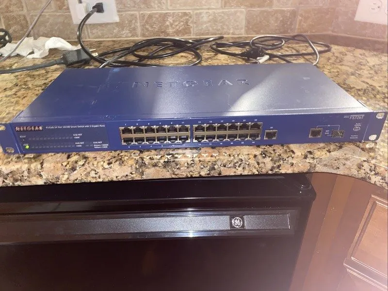 Коммутатор Netgear Prosafe FS726T Rack 24 Port 10/100 w/2 x Gigabit Ports