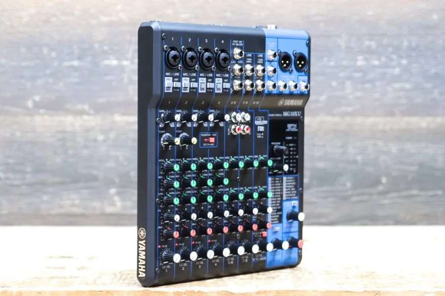 Микшерный пульт Yamaha MG10XU 10-Channel "D-PRE" Mic Preamps USB Mixing Console — фото лота 2