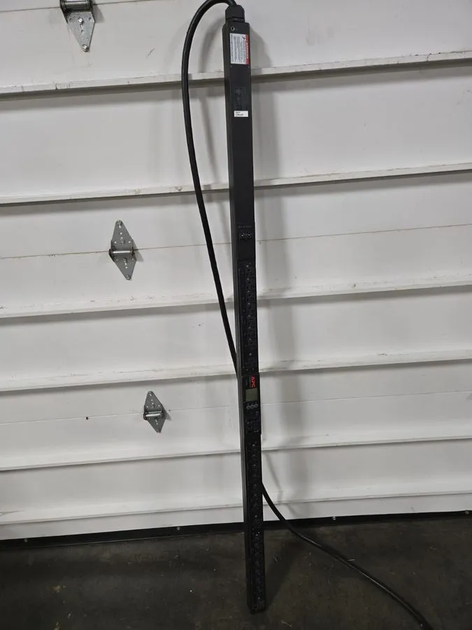 Блок розеток PDU APC AP8932 Switched Rack PDU 2G 0U 30A 100V 24 NEMA 5-20R outle