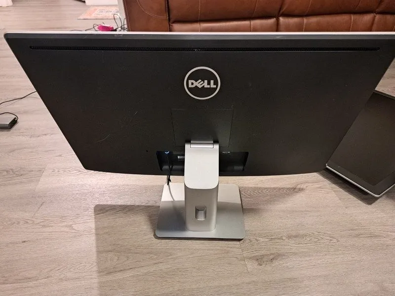 Монитор Dell UltraSharp UZ2715HB 27" LCD Widescreen Full HD IPS Monitor. SCRATCH — фото лота 2