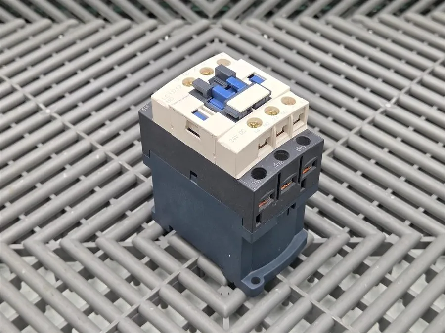 Контактор Schneider LC1D12BD TeSys Deca three-pole contactor, 12A, 24VDC, cULus