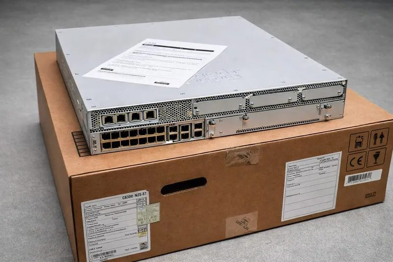 Маршрутизатор cisco c8300-2n2s-6t