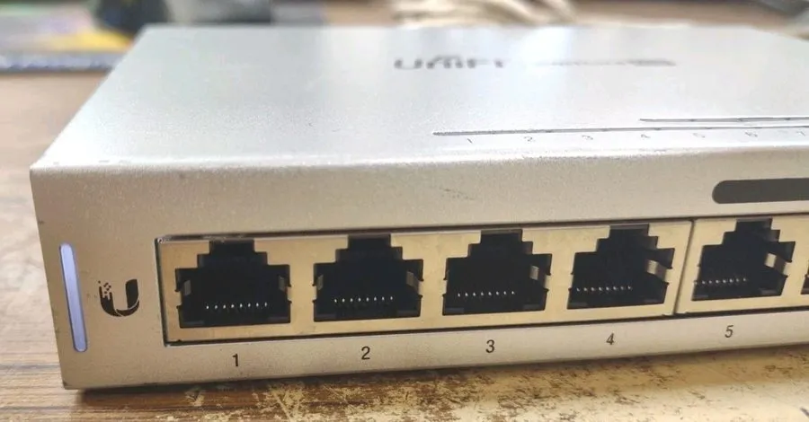 Коммутатор US-8-60W Unifi 8-Port Gigabit Poe Compliant Managed Switch — фото лота 1