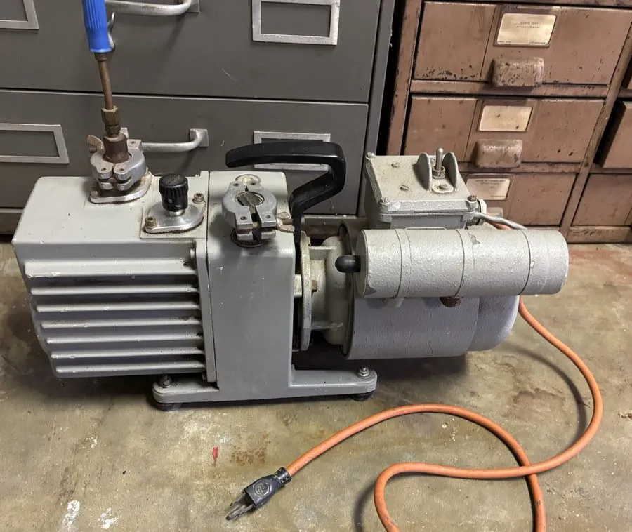 Насос Leybold Trivac D4A