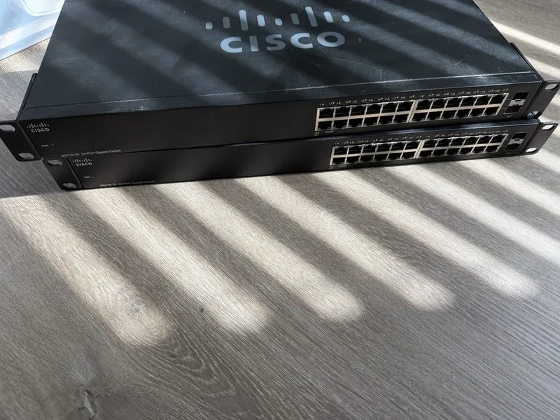 Коммутатор Cisco SG110-24HP 24-Port Gigabit PoE Unmanaged Switch 100W 2x SFP — фото лота 2