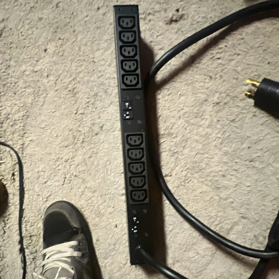 Блок розеток APC AP9571A Rackmount PDU 12-Outlets NEMA 5-15P 1800W 120-240V