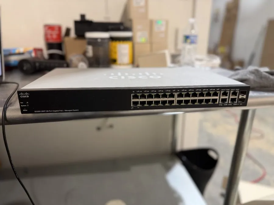 Коммутатор Cisco 28-Port GbE 2xSFP PoE 180W Managed Switch SG300-28P