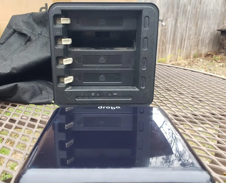 Жёсткий диск Data Robotics DROBO DRO4D-U 4-Bay Hard Drive Bay Storage No HDD's