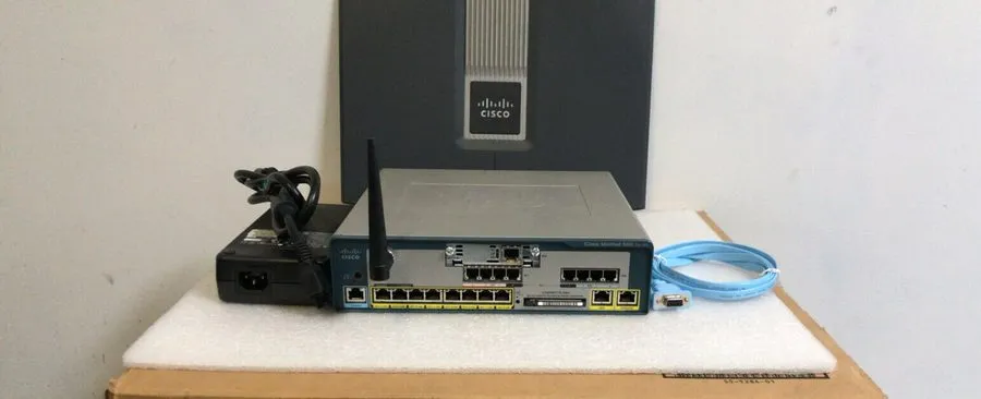 Маршрутизатор CISCO UC520W-8U-4FXO-K9 UC520 Wireless VoIP Router 4FXO 4FXS CME-8