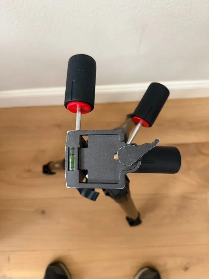 Оборудование видеонаблюдения Manfrotto 057 Carbon Fiber 4-Section Geared Tripod 