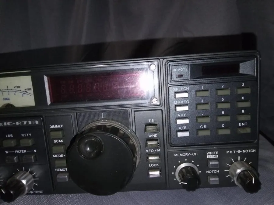 Радиостанция Icom IC-R71A Communications Receiver With CK70, Manual and Box