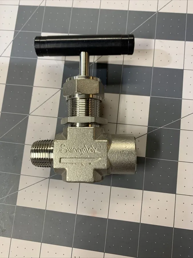 Клапан Swagelok SS-18RM8-F8 Stainless Steel Integral Bonnet Needle Valve FNSP