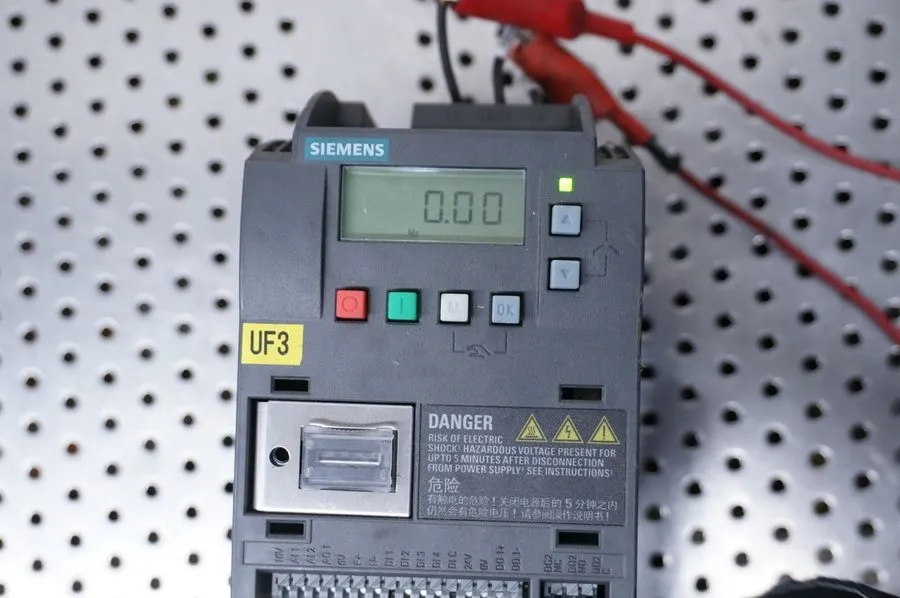 Частотный преобразователь SIEMENS SINAMICS 6SL3210-5BE13-7UV0 0.37KW 400VAC V20 