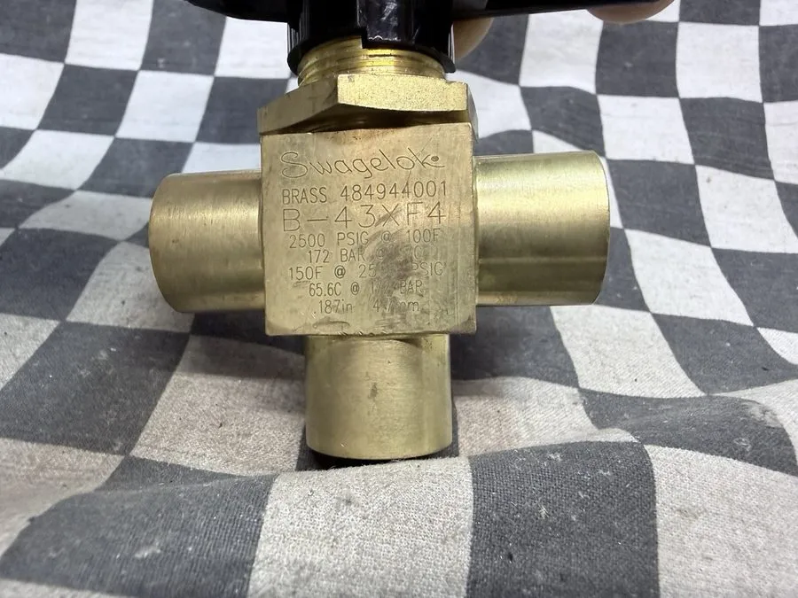 Клапан Swagelok B-43XF4 Brass 1-Piece 40 Series 3-Way Ball Valve FNSP