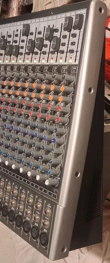 Микшерный пульт Behringer XENYX X2442USB 24 Channel 2-Bus Mixing Console with Mi
