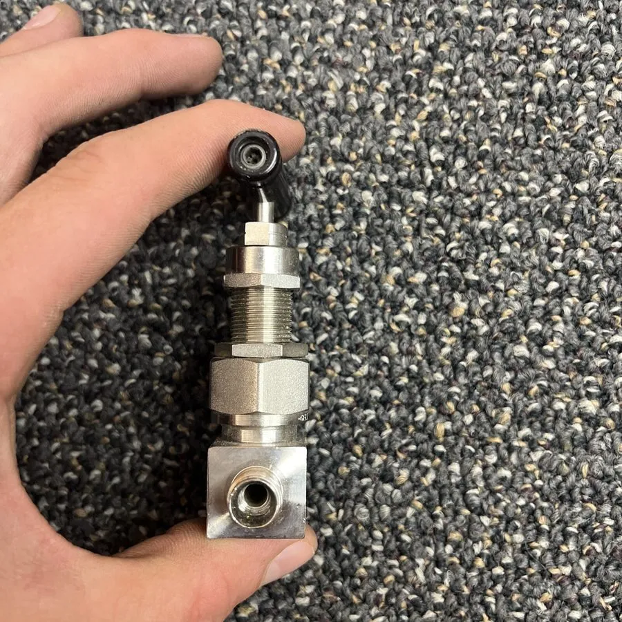 Клапан 1- Swagelok Severe Service Needle Valve, 1/4" OD Tube, SS-3NBS4-G — фото лота 2