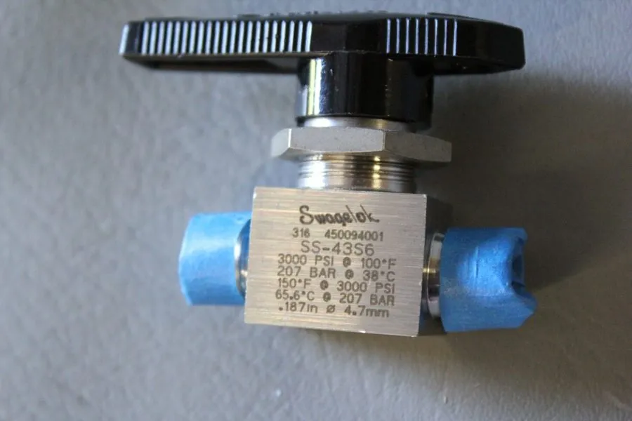 Фитинг Swagelok SS-43S6 Stainless Steel 3/8" Tube Fitting Manual Ball Valve