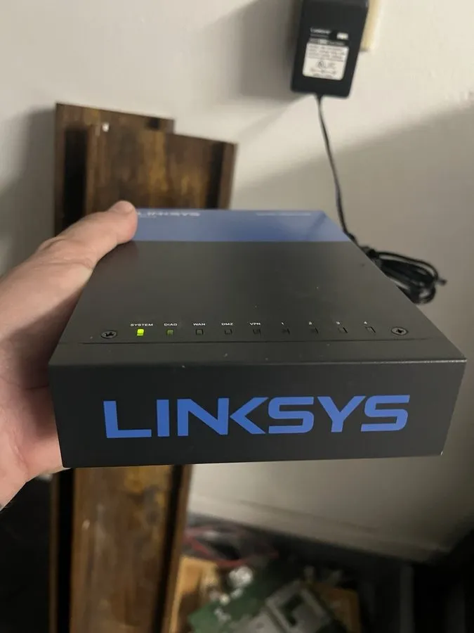 Маршрутизатор Linksys LRT214 4-Port 900 Mbps Business Gigabit VPN Router