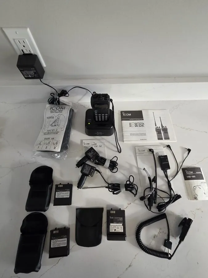 Радиостанция Icom IC-W32A Dual Band UHF/VHF Handheld Transceiver Lots Of Extras