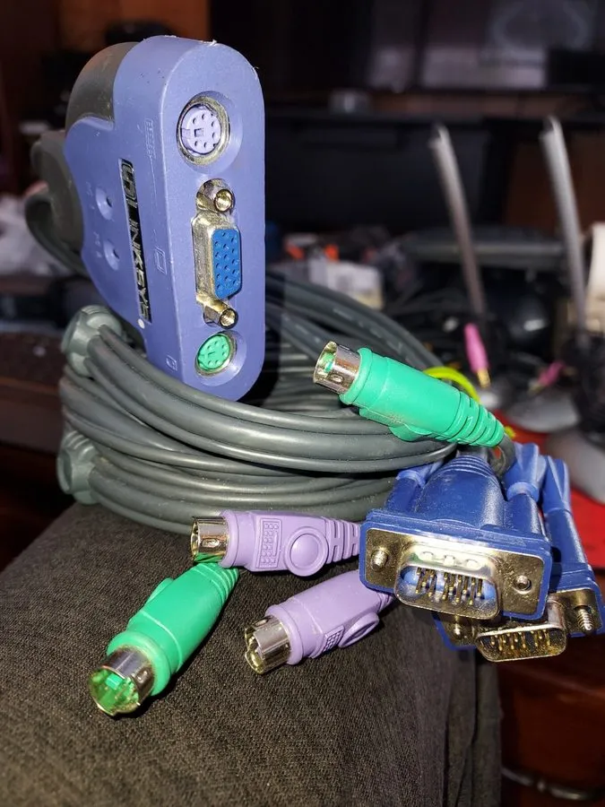 KVM-переключатель Linksys ProConnect (KVM2KIT) 2-Ports External KVM switch PS/2
