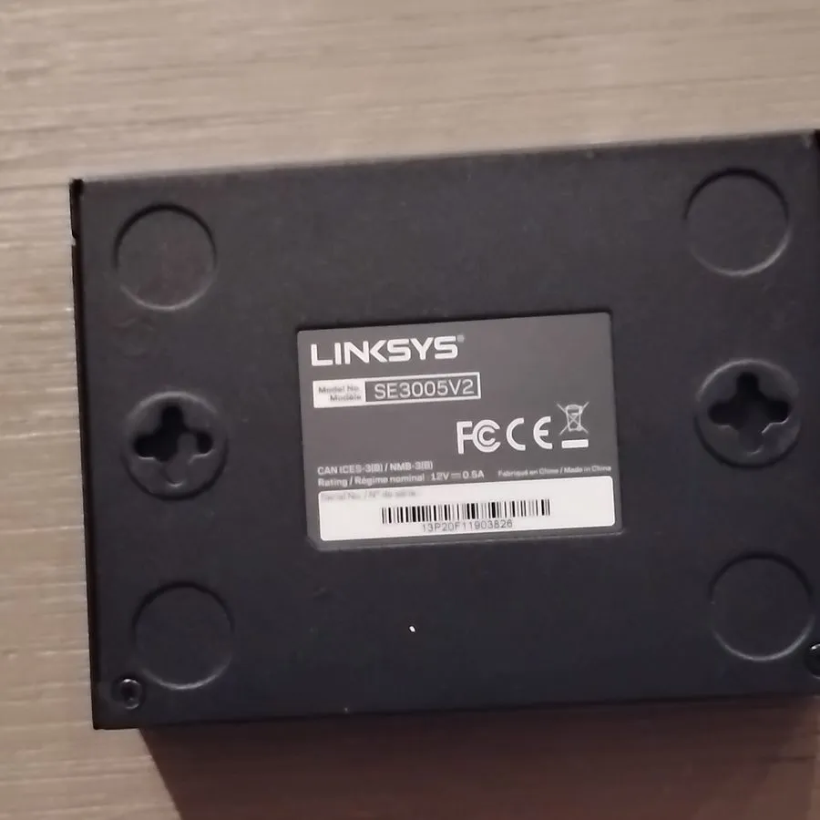 Коммутатор Linksys 5-Port Gigabit Ethernet Switch Black/Blue SE3005v2 VG