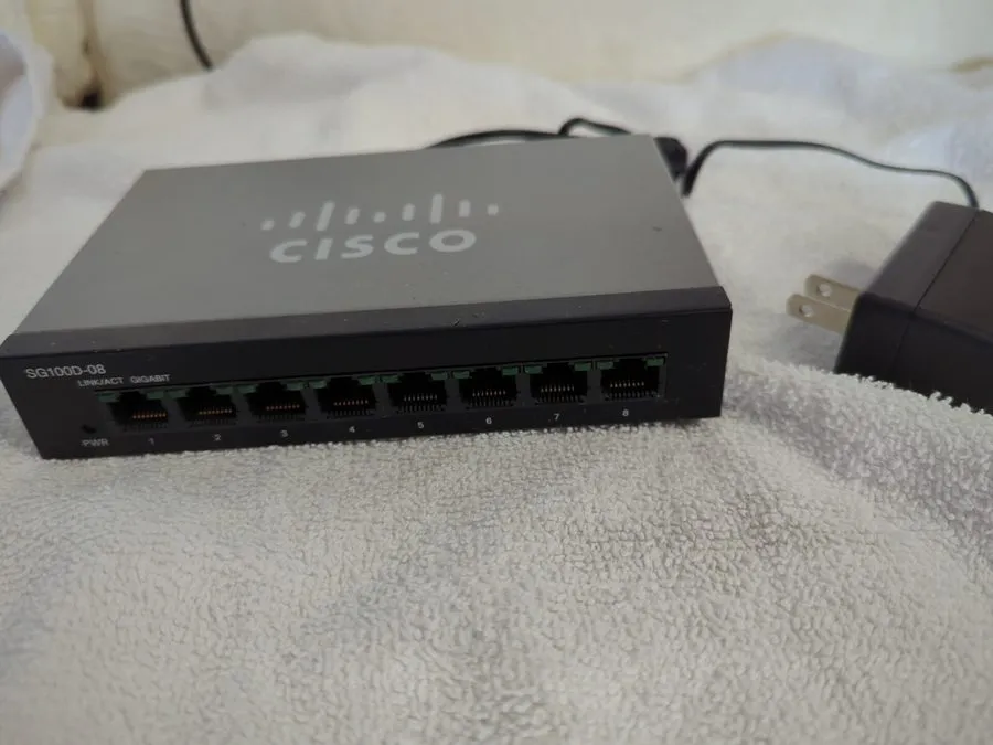 Коммутатор Cisco (SG100D-08P-NA) 8-Ports Desktop Ethernet Switch