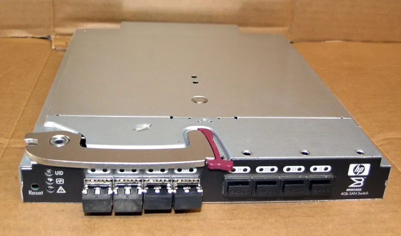 Коммутатор HP 411122-001 BROCADE HSTNS-1B10 4/24 SAN SWITCH