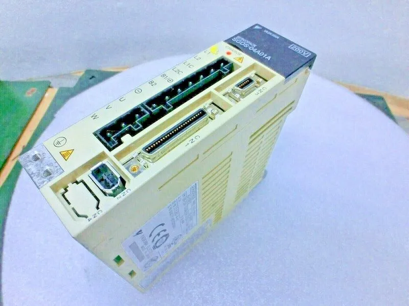 Сервопривод YASKAWA SGDS-04A01A SERVOPACK DRIVE 3PH 0-230V 0-300Hz 2.8A 400W