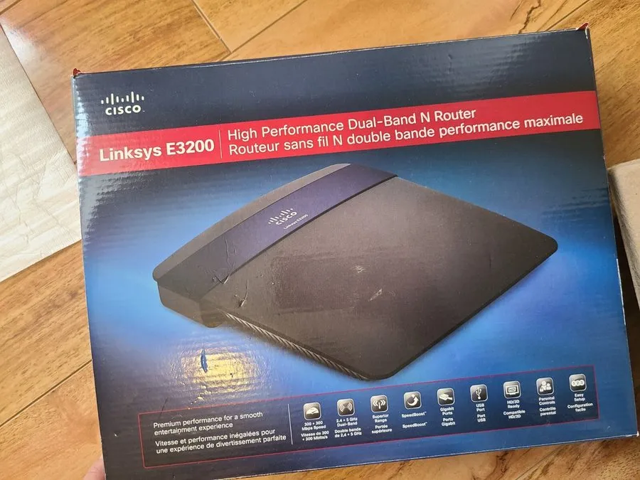 Маршрутизатор Cisco Linksys E3200 4-Port Gigabit Wireless N Router