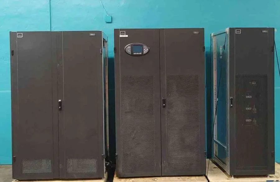 ИБП Liebert 200kVA UPS System 480V 3Ph 38SA160A0A00 w/ Battery & Bypass Cabinets — фото лота 1