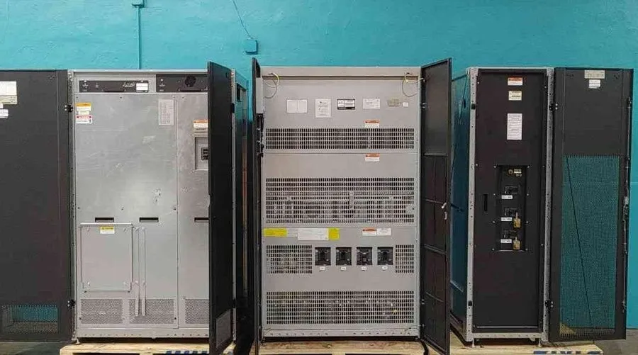 ИБП Liebert 200kVA UPS System 480V 3Ph 38SA160A0A00 w/ Battery & Bypass Cabinets — фото лота 2
