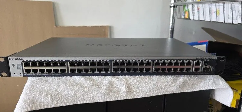 Коммутатор Netgear ProSAFE GS752TX S3300-52X 48P Gigabit 2 T/SFP 10G Network Swi — фото лота 1