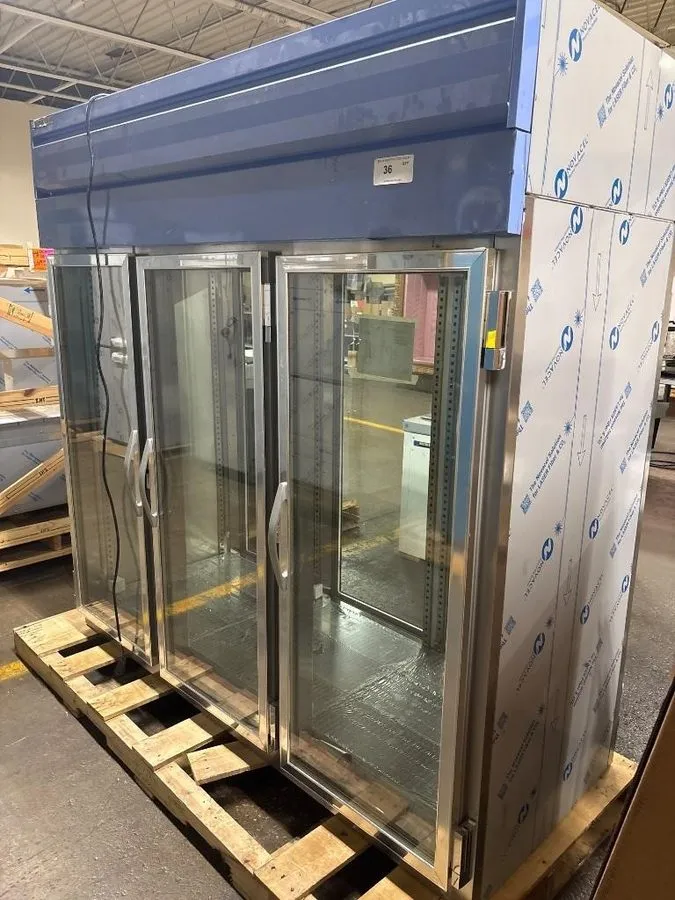 Холодильный шкаф Beverage-Air PRD3HC-1BG-NBC-BLUE three-section glass door reach — фото лота 1