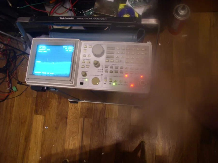 Анализатор спектра Tektronix 2712 Spectrum Analyzer 9khz to 1.8Ghz NR parts or r
