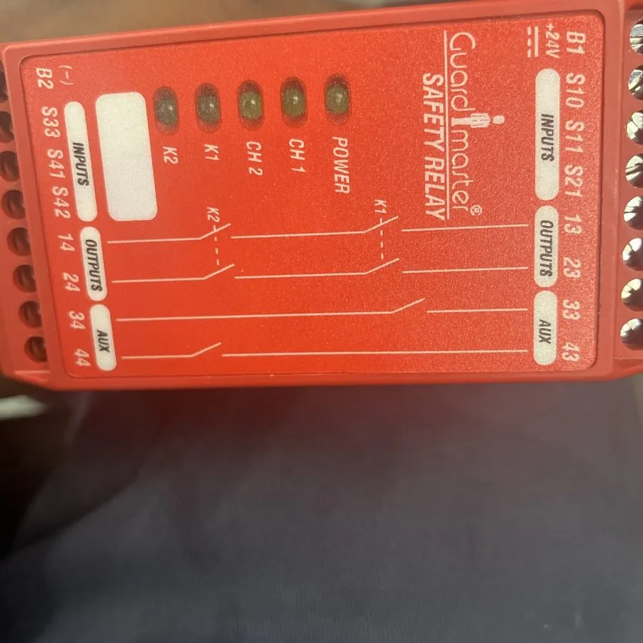 Реле безопасности Allen Bradley 440R-ZBL220Z24 Safety Relay 24VDC Ser A