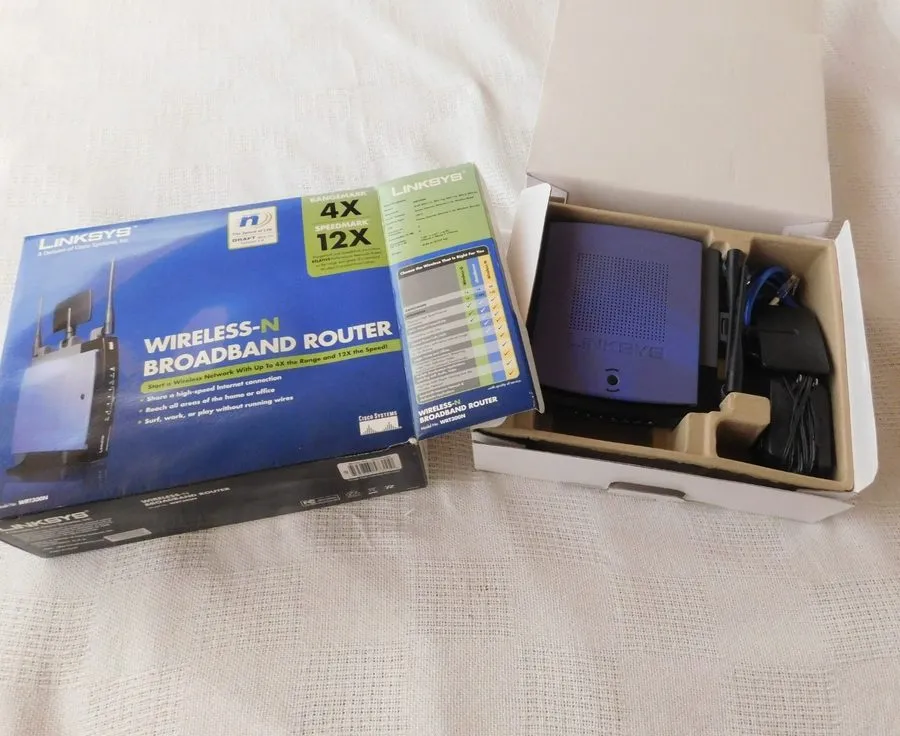 Маршрутизатор Linksys WRT300N 270 Mbps 4-Port Gigabit Wireless N Router