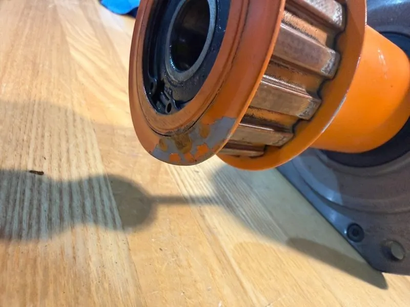 Серводвигатель FANUC / A06B-0227-B605 / AC SERVO MOTOR, 1.6KW, Outer damage — фото лота 3