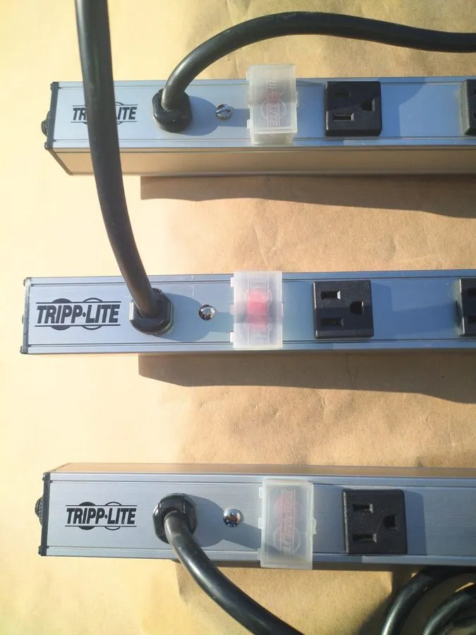 Стойка/шкаф Tripp-Lite PS3612 12-Outlet 120vac 15-amp Power Switch-Circuit Break — фото лота 1