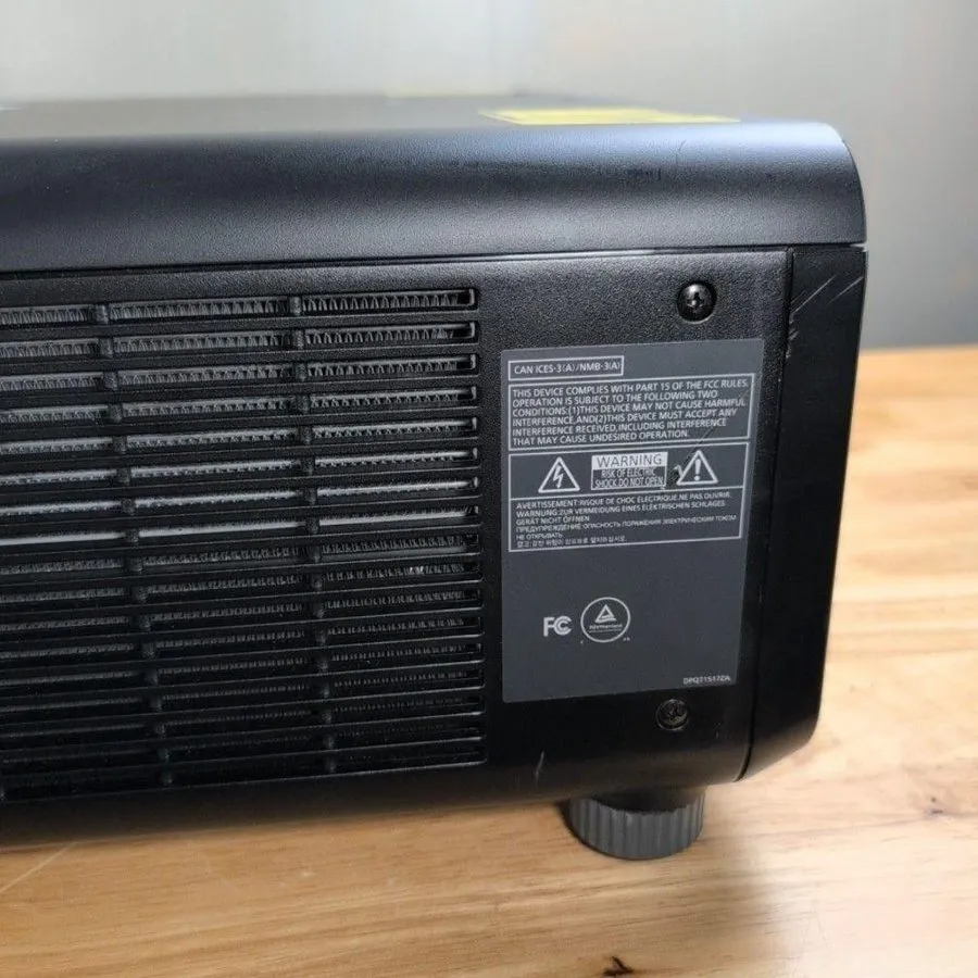 Проектор Panasonic PT-RCQ10LB DLP Laser Projector ET-DLE035 Ultra Short Throw Le — фото лота 3