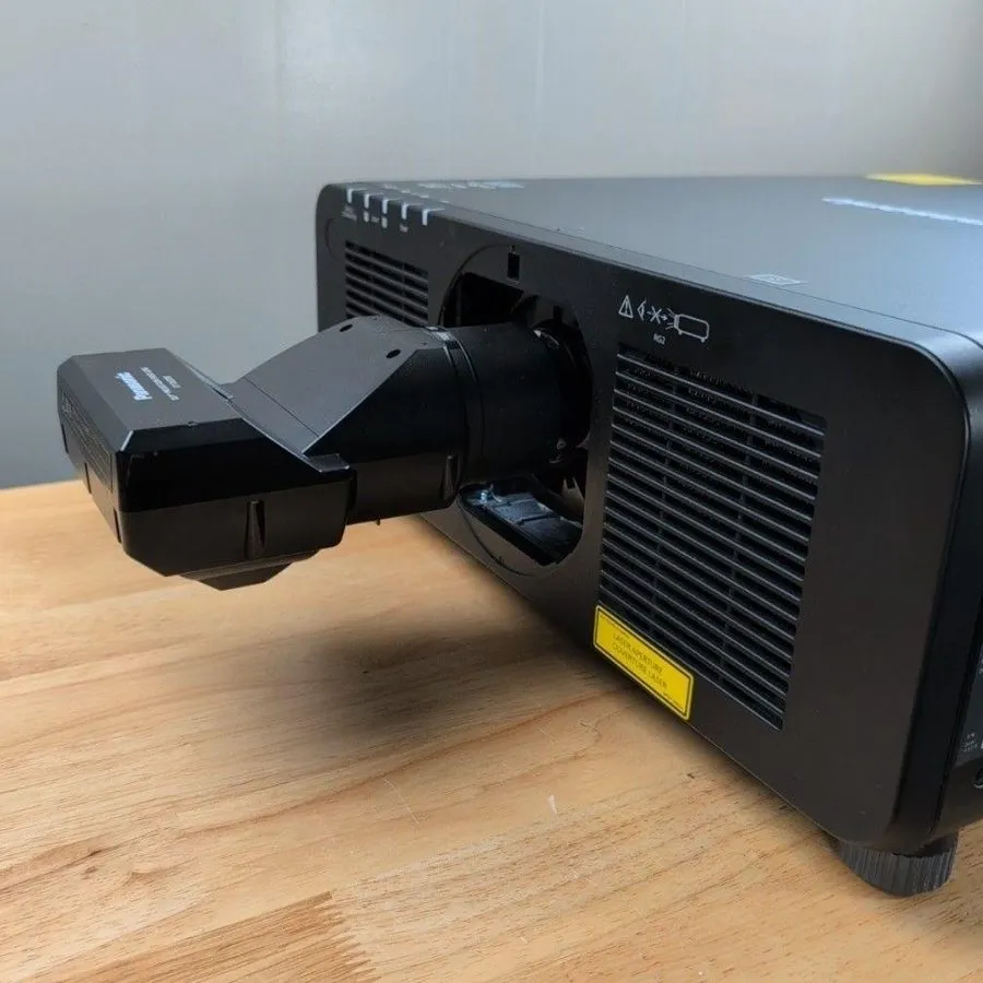 Проектор Panasonic PT-RCQ10LB DLP Laser Projector ET-DLE035 Ultra Short Throw Le — фото лота 4